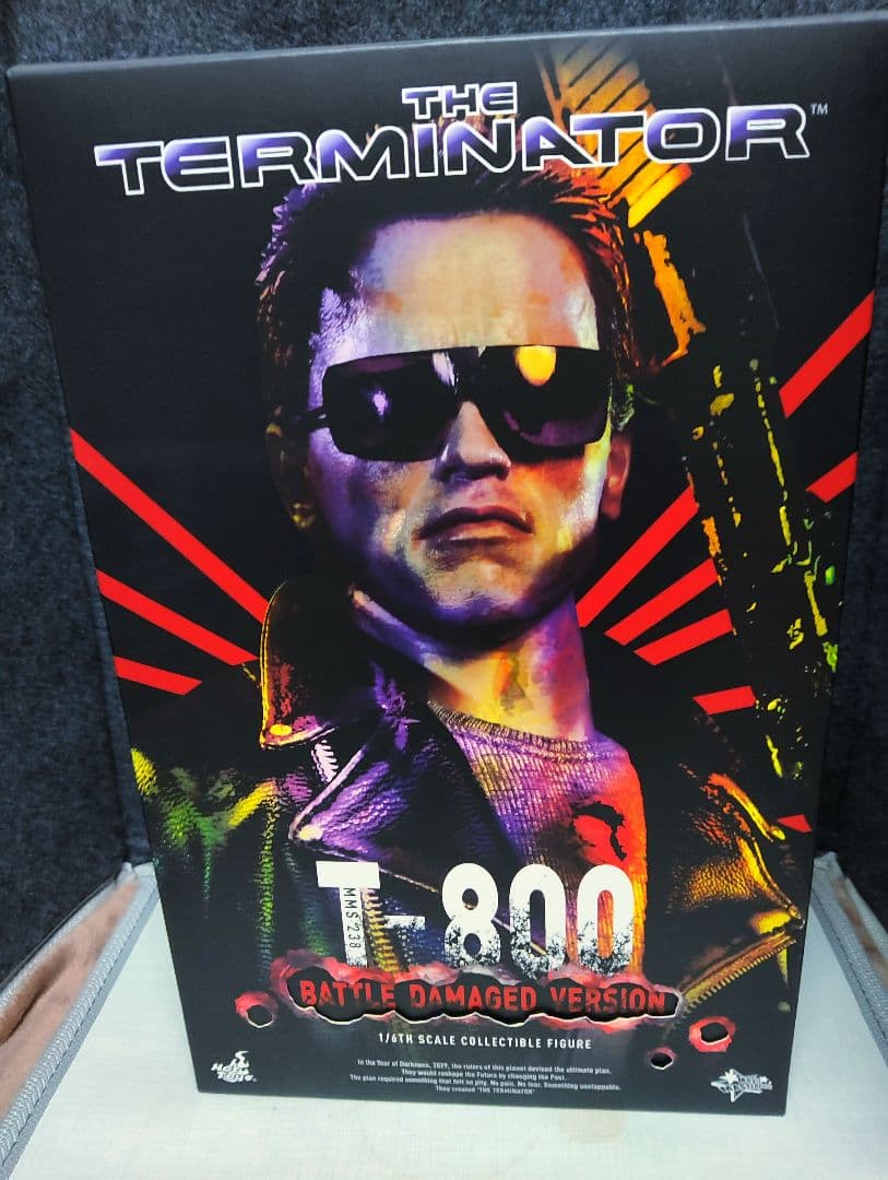 HOTToys.[( T-800)バトルダメージ 版 1/6]