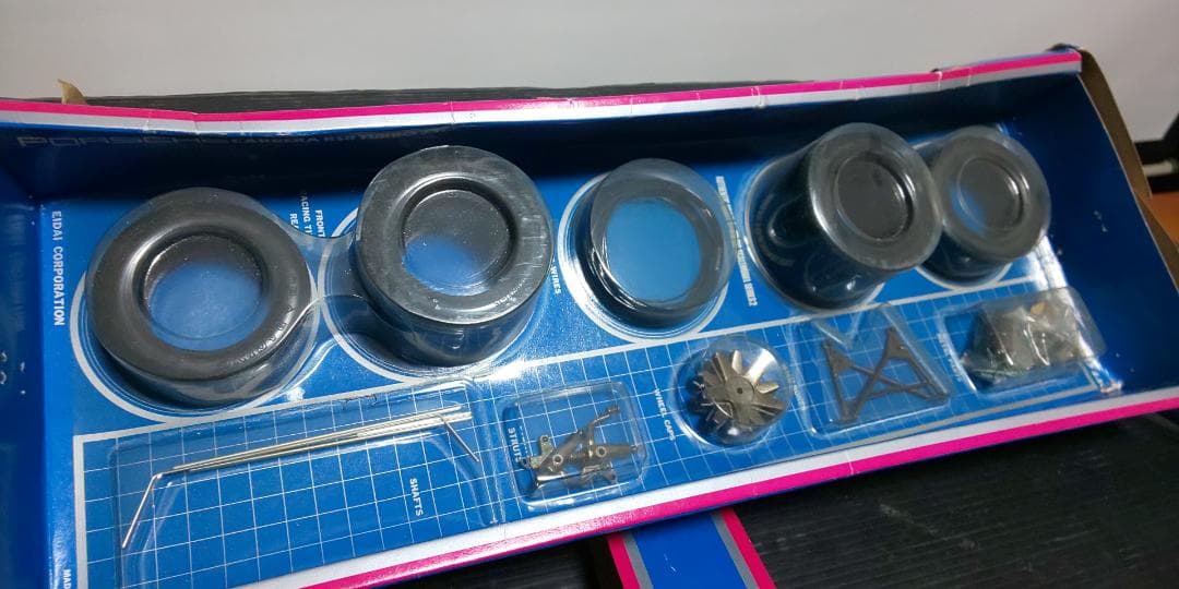 永大グリップ 1:8 ポルシェカレラ RSRターボ 2.1 未組み立て