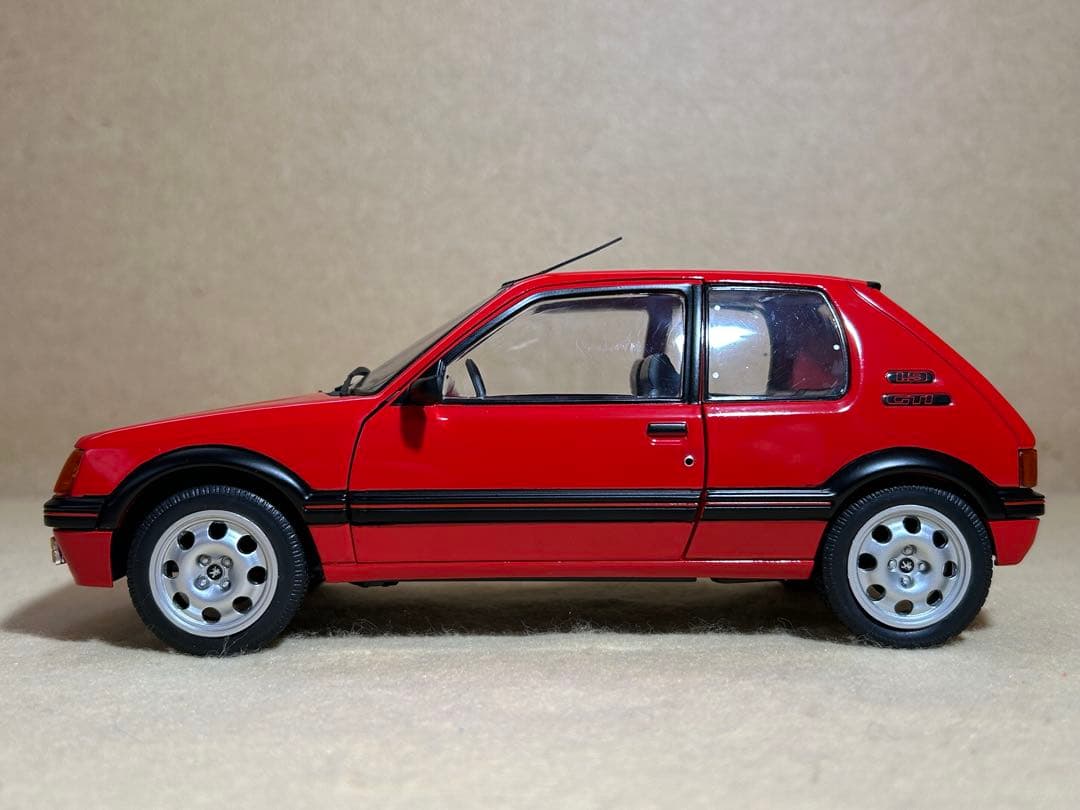 【希少】1/18 プジョー 205（小さな訳あり）