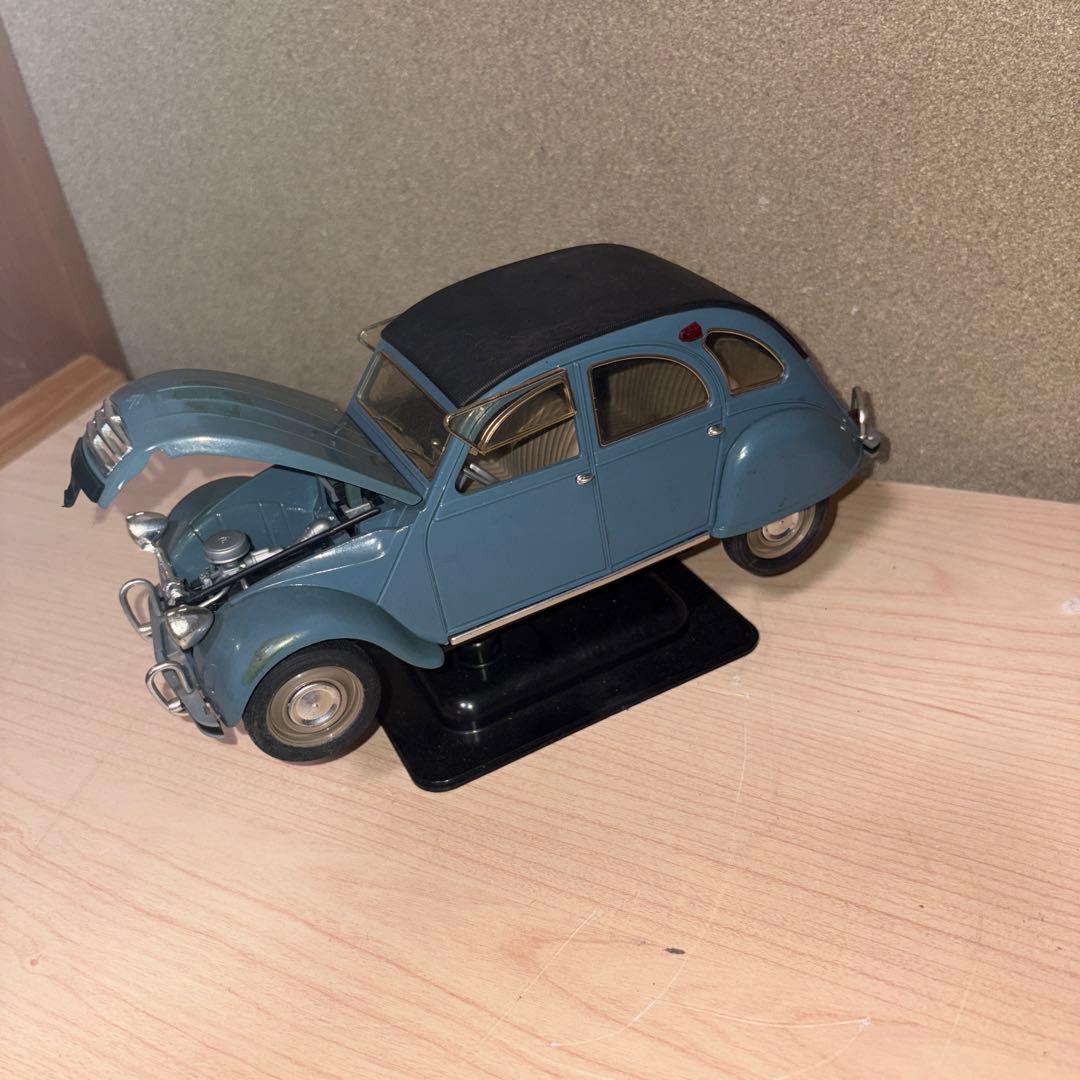 フランス製シトロエン自動車だと思います。