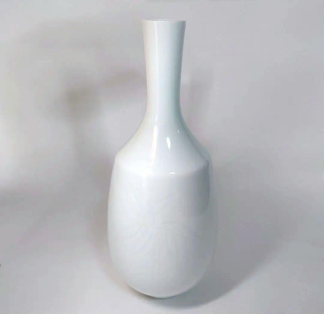 人間国宝　井上萬二　作　白磁竹彫花瓶　高さ26.6センチ