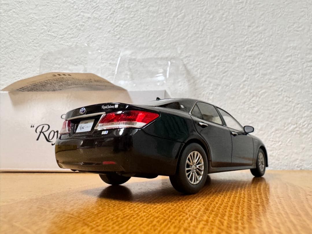 トヨタ クラウンロイヤルサルーン カラーサンプル ミニカー 1/30
