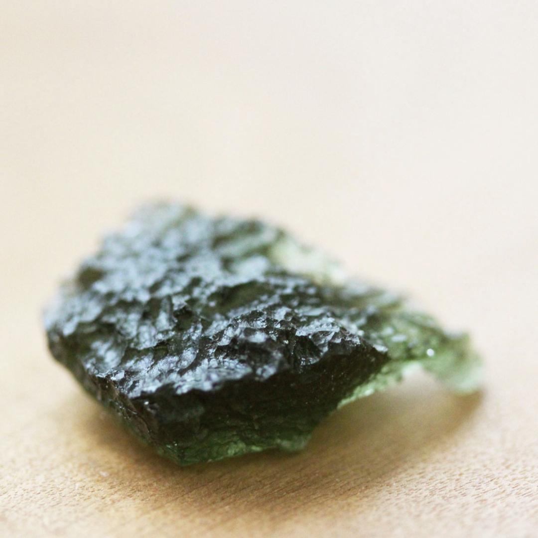 モルダバイト チェコ産　原石　鉱物　隕石ガラス　天然ガラス　レアストーン