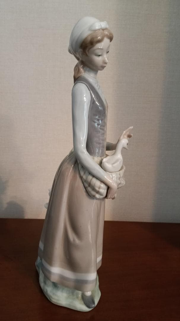 陶器の少女像 鶏と白鳥付き