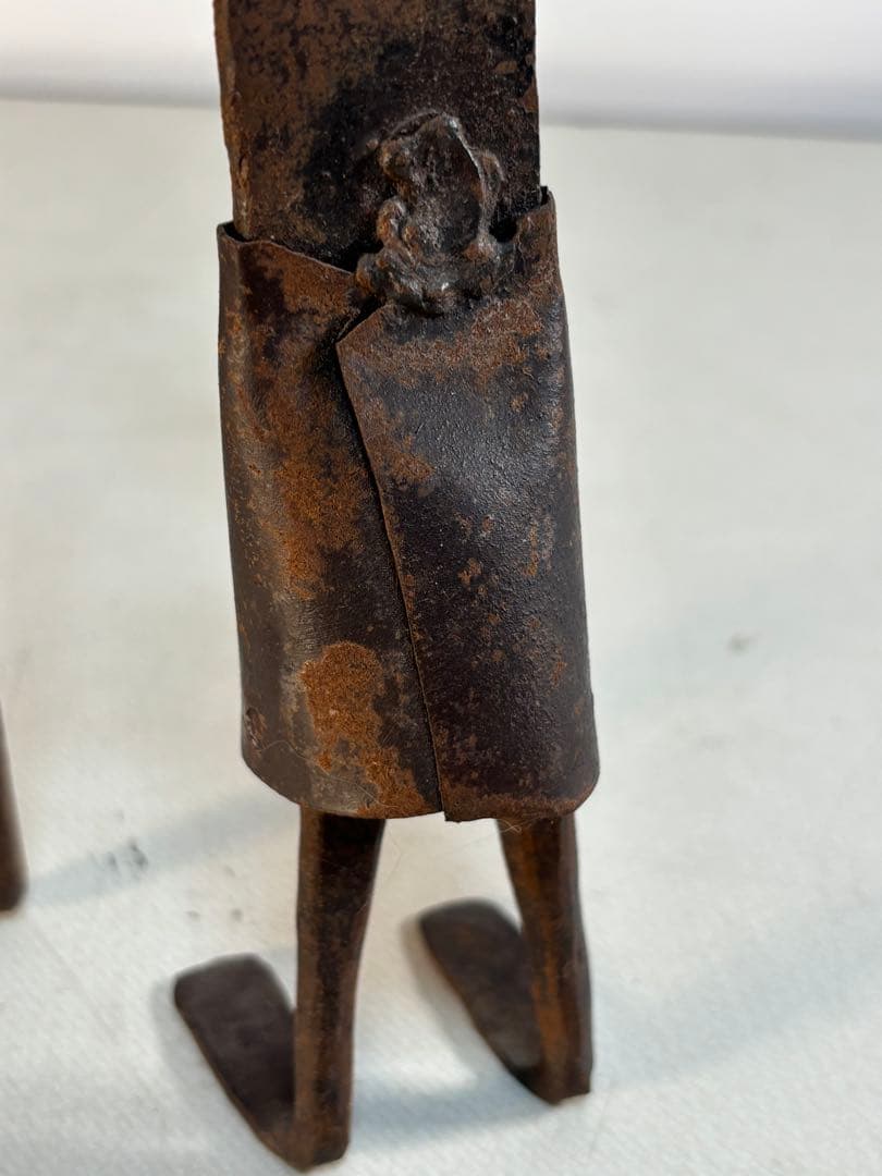 アンティーク 金属製人型キャンドルホルダー　盾と槍付き