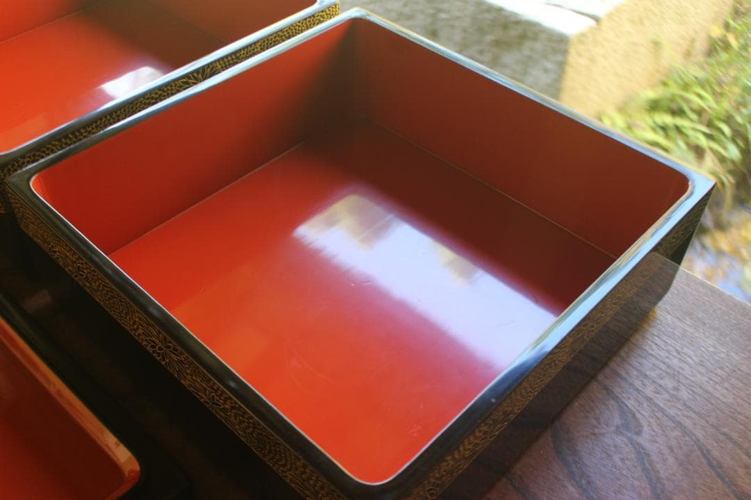 デッドストック！上質内朱黒漆に極上菊沈金の映える台付輪島塗二段重（検重箱お重