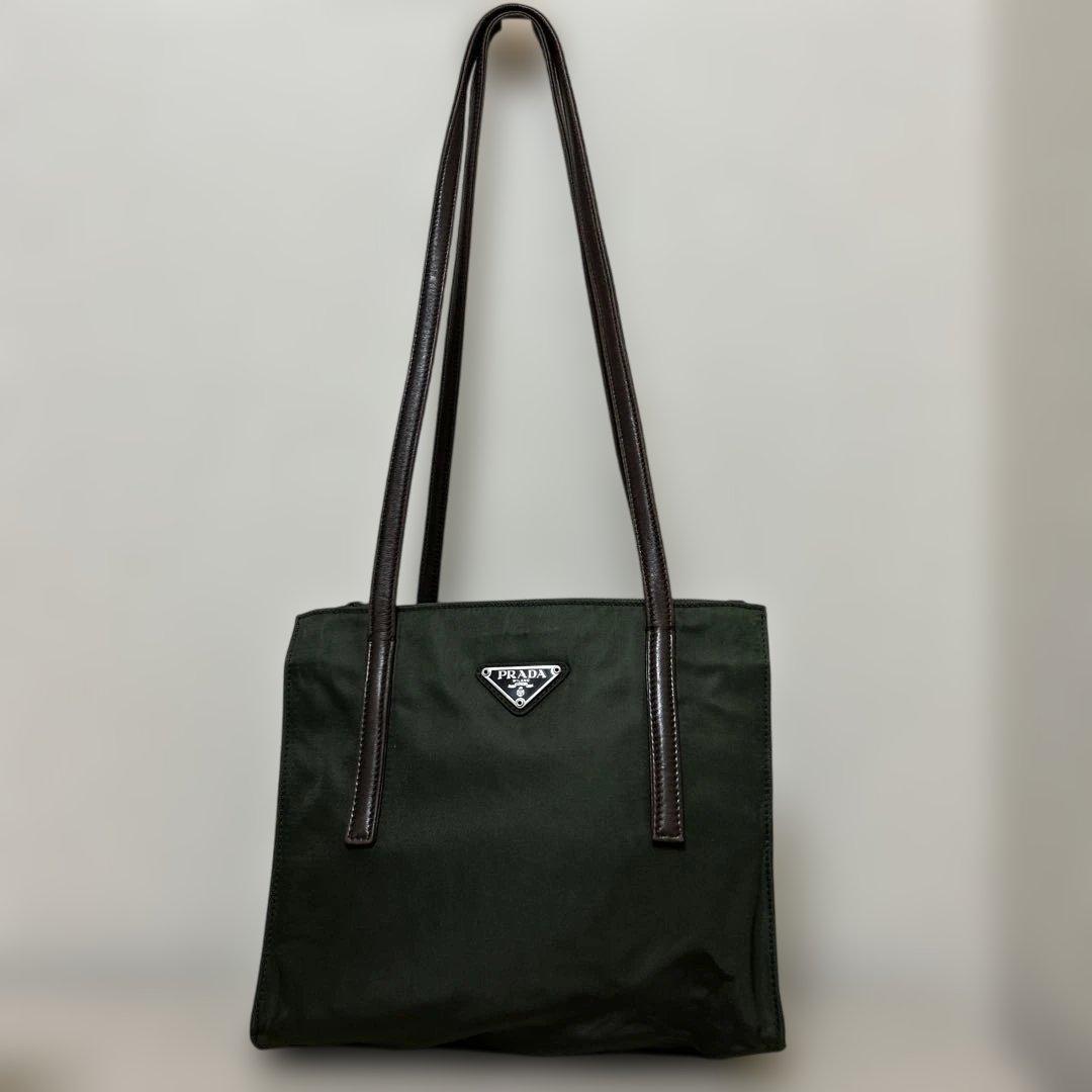 プラダ　ブラック ナイロン ショルダーバッグ　三角プレート　レザー紐