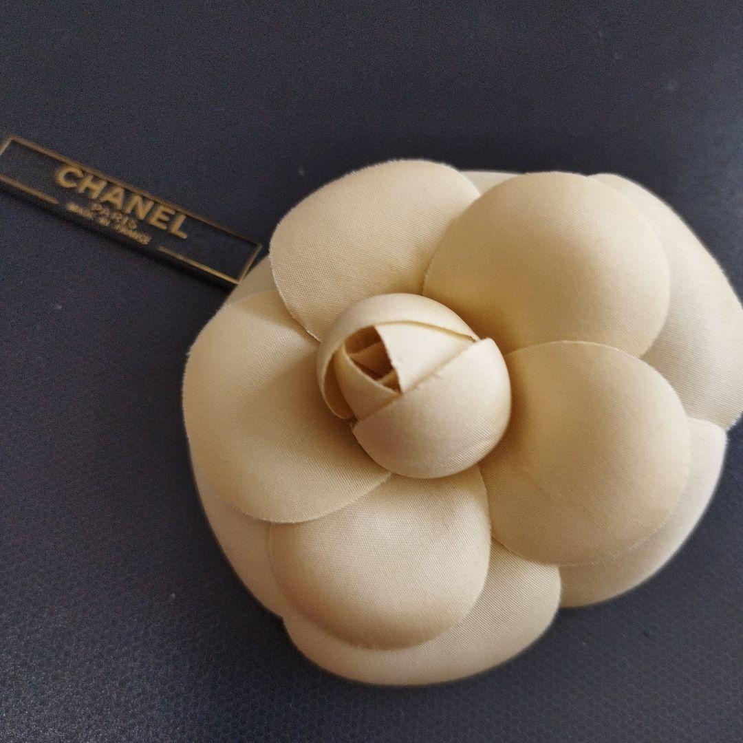 CHANEL フラワーブローチ クリーム色