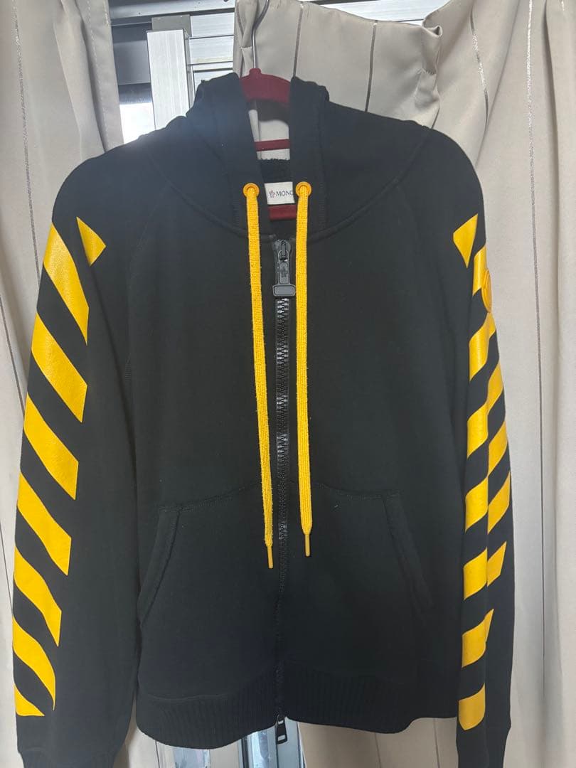 モンクレール　オフホワイトパーカー