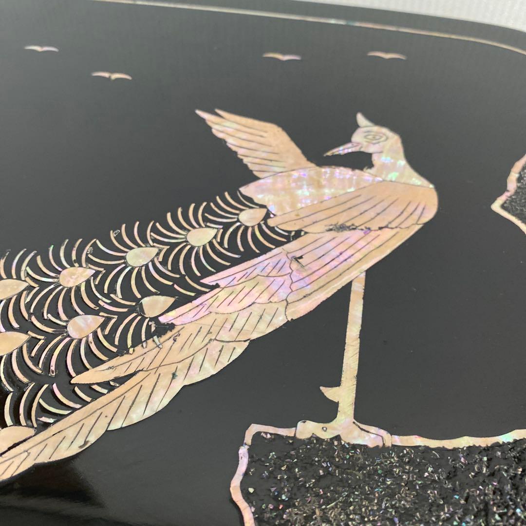 どっしりたとした台　孔雀貝模様