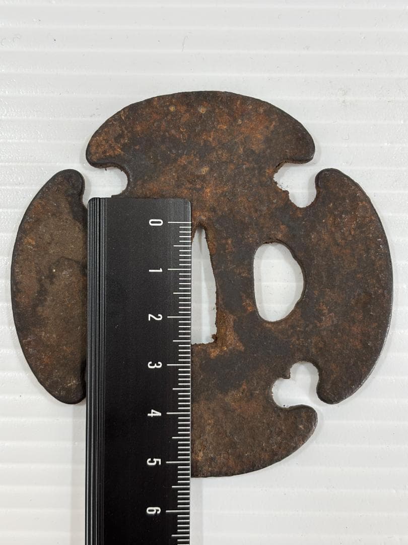 鍔(つば)　鉄製　無銘　木瓜形　日本刀　アンティーク