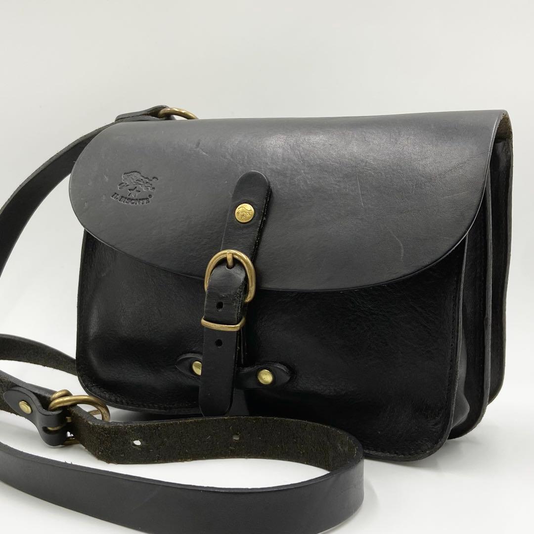 イルビゾンテ　ショルダーバッグ　フラップ　ロゴ刻印　オールレザー　ブラック
