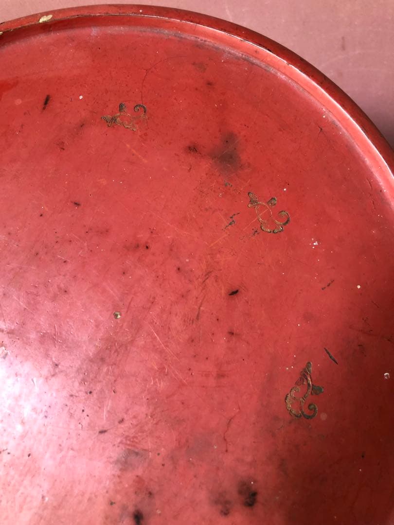 蔵にあった古式の朱塗蒔絵丸盆