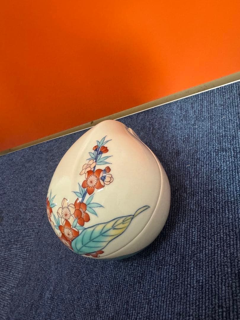 1685 鍋島 畑萬陶苑　色絵桃文 桃形蓋物