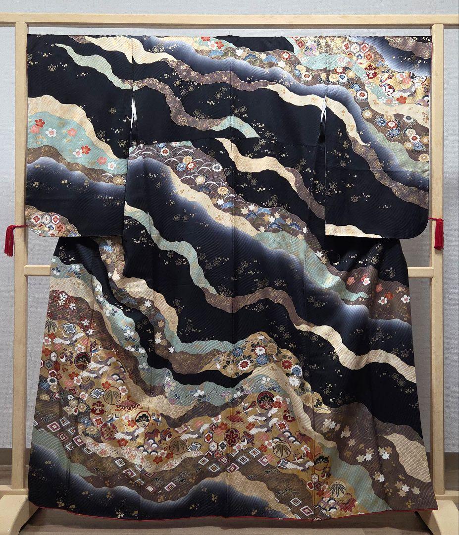 B◆着物くつろぎ 吉祥文様 金彩 金駒刺繍 黒 袷 正絹 中振袖 着物