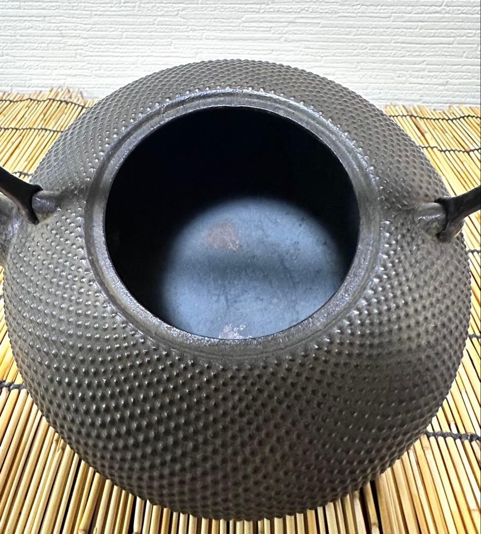 未使用品、供箱付　南部薫山工房造　１５型　アラレ　南部鉄瓶　南部鉄器　鉄瓶