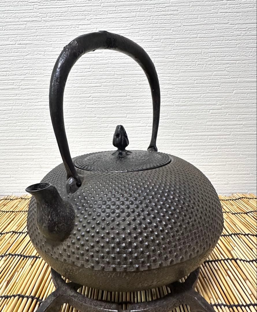 未使用品、供箱付　南部薫山工房造　１５型　アラレ　南部鉄瓶　南部鉄器　鉄瓶