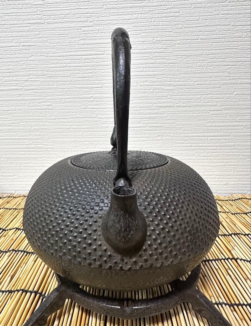 未使用品、供箱付　南部薫山工房造　１５型　アラレ　南部鉄瓶　南部鉄器　鉄瓶