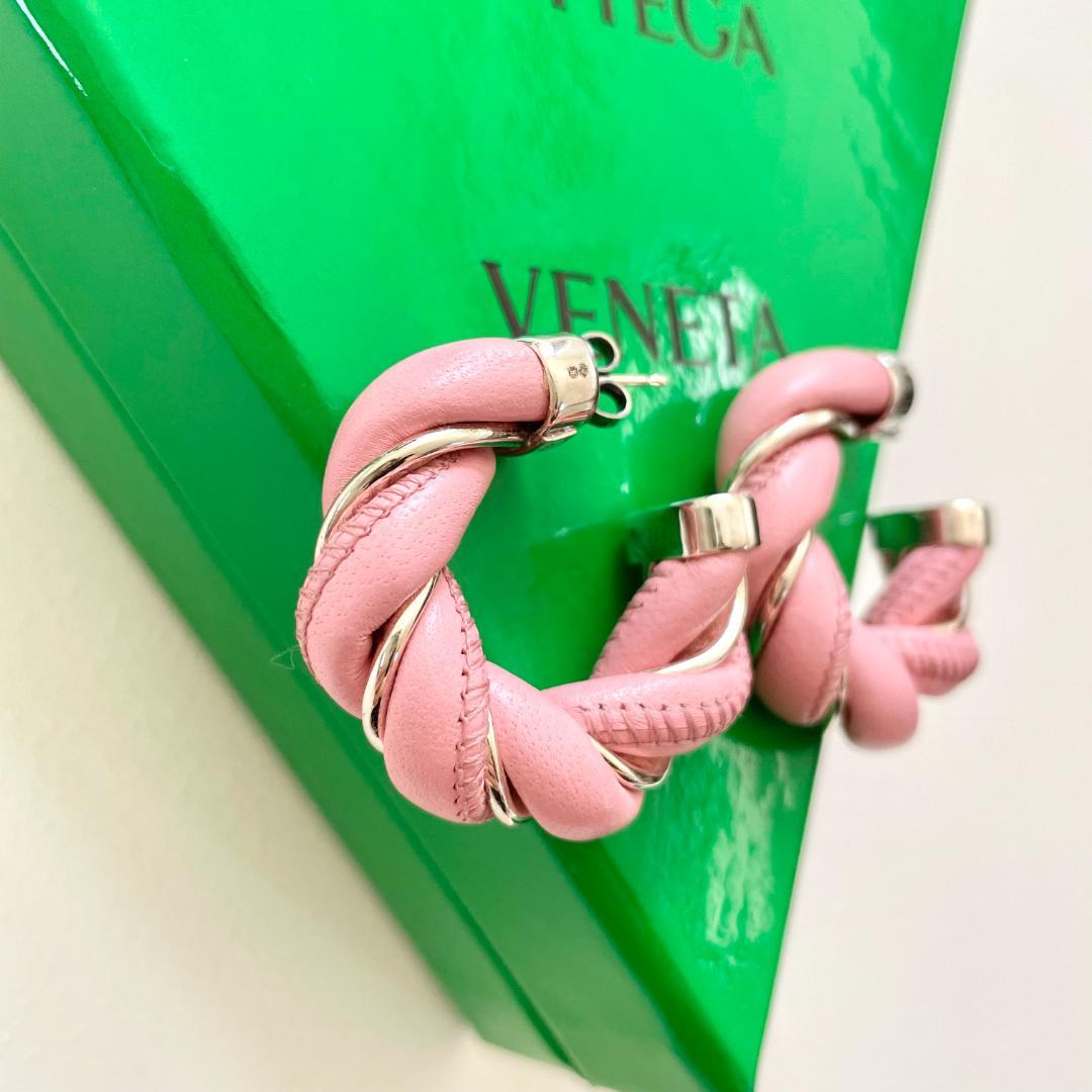 ボッテガヴェネタ ピアス ツイスト レザー フープ スタッド レディース ピンク