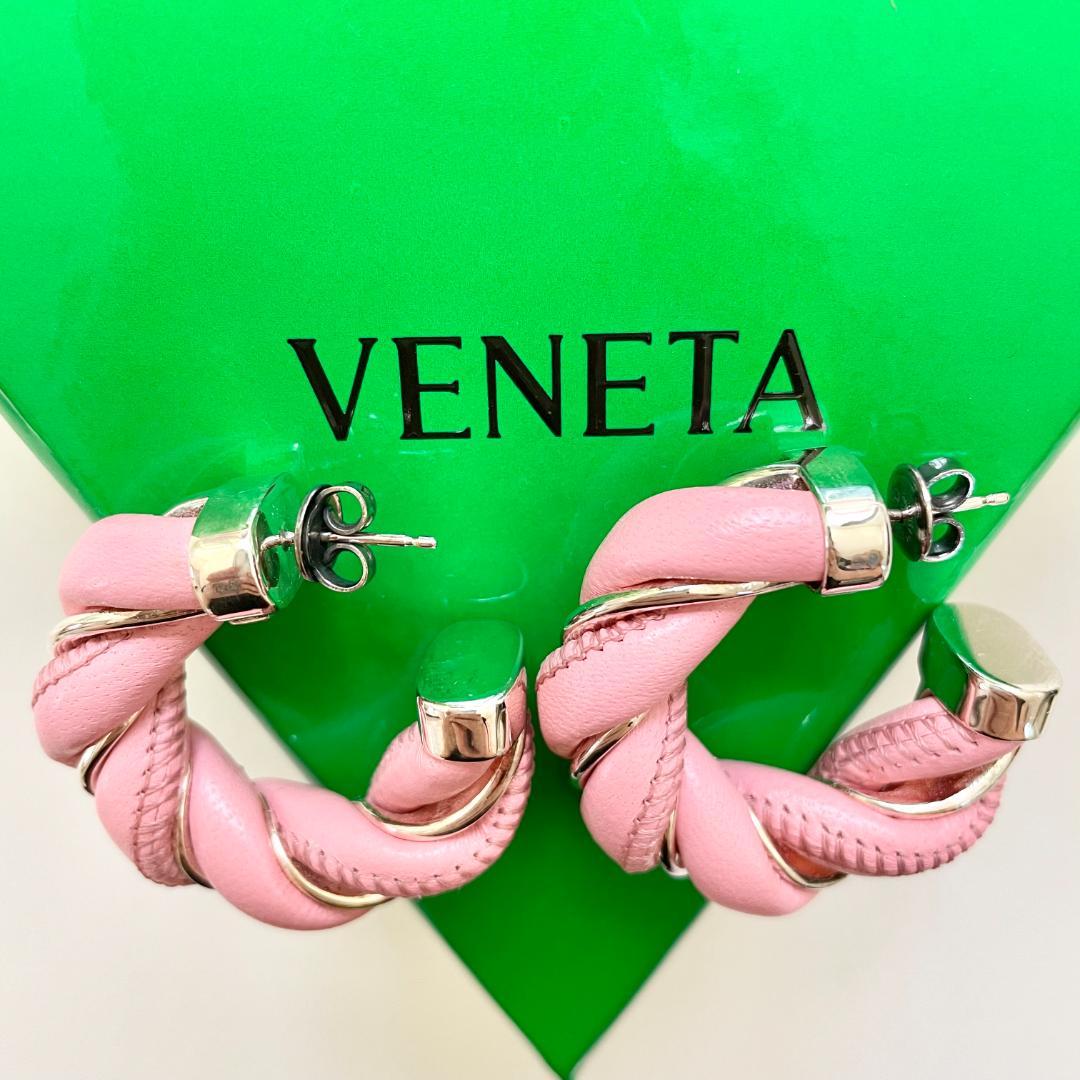 ボッテガヴェネタ ピアス ツイスト レザー フープ スタッド レディース ピンク