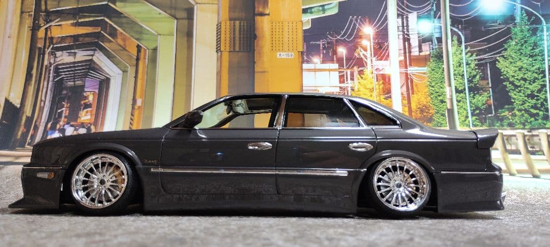 ローダウンセダンモデル グレー 1/18