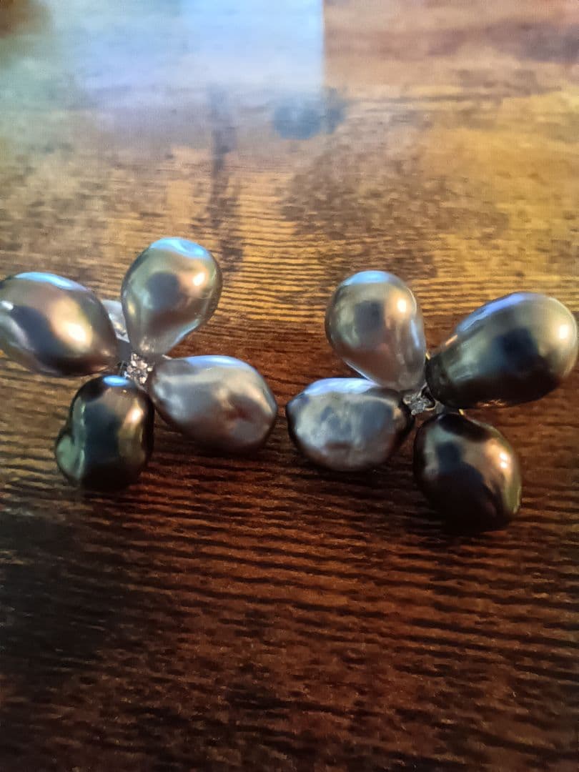 K18WGブラックパール フラワーデザイン ピアス(両耳用)