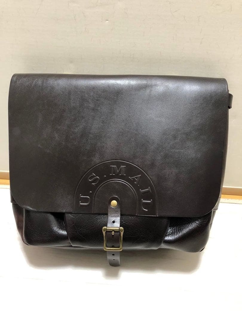 手作りのレザーメッセンジャーバッグ