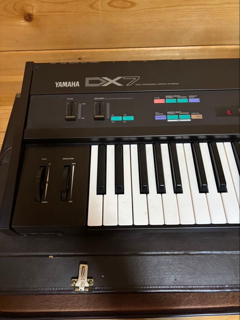 廃盤 ヤマハ シンセサイザー DX7 ハードケース付き 61鍵盤 32音色