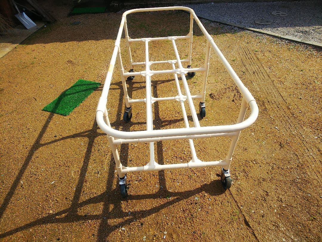 クリーム色のプラスチック製バスタブ