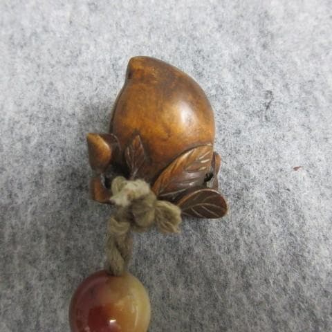 黒塗蒔絵荒波に岩鷹図印籠桃の根付 [B28159]