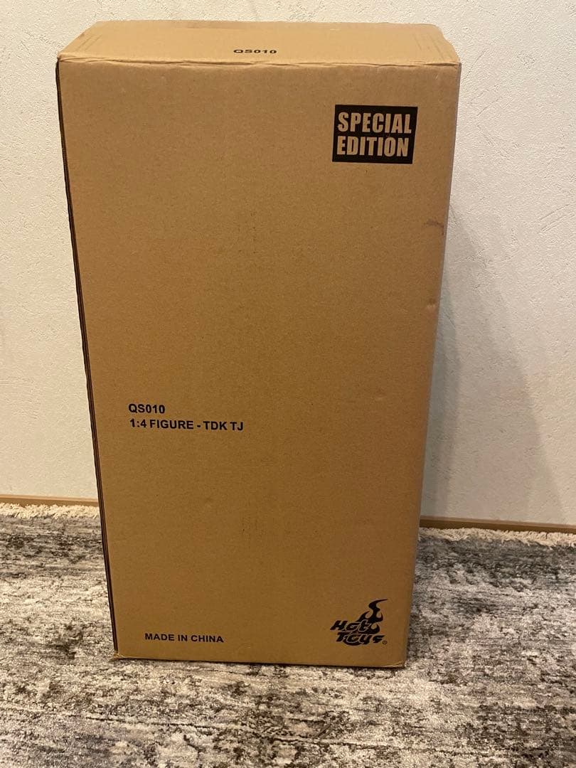 『ダークナイト』１／４スケールフィギュア　ジョーカー ［ボーナスアクセサリー付］