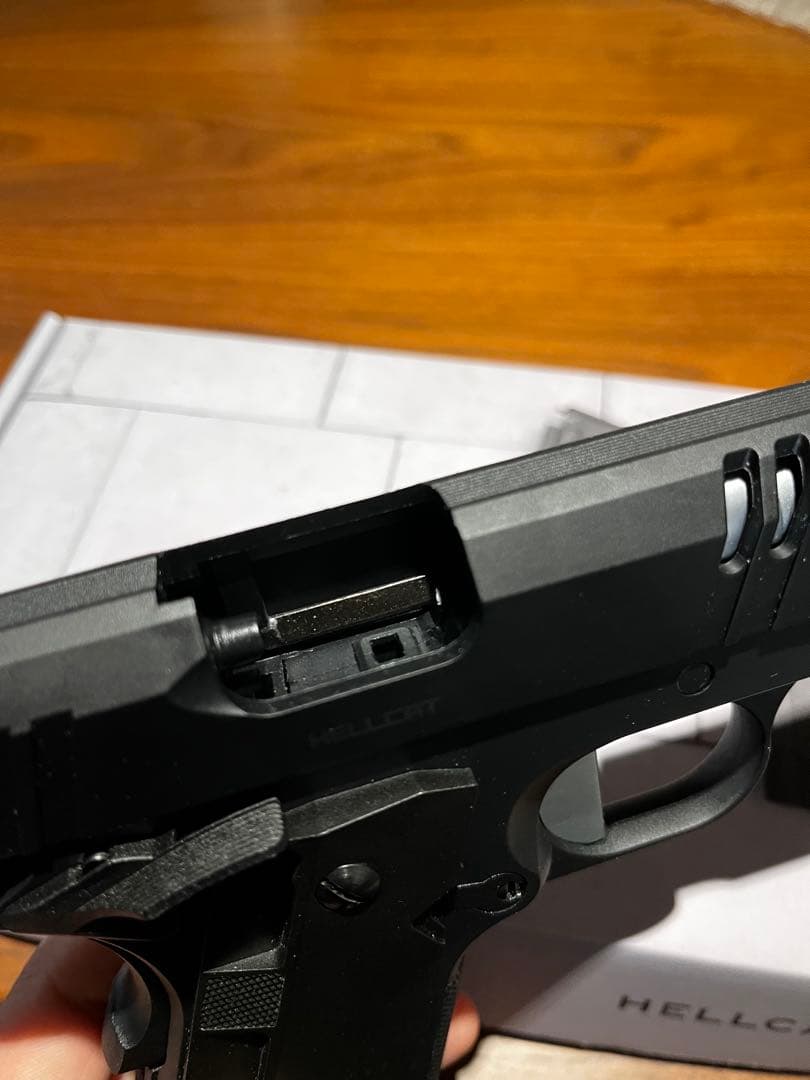 Carbon8 HELLCAT 4.3 ガスガン　マガジン2本、ガス48本付き