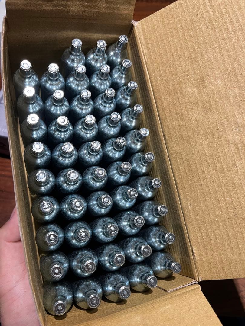 Carbon8 HELLCAT 4.3 ガスガン　マガジン2本、ガス48本付き