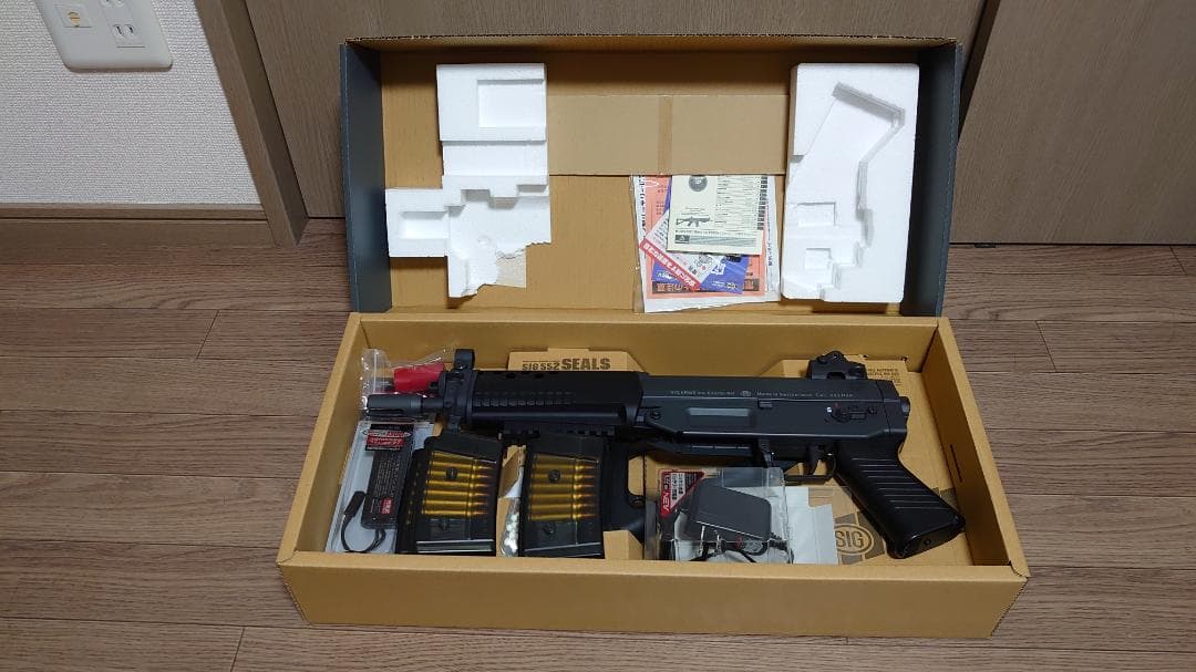 SIG552 SEALs 専用電池、充電器、予備マガジン付き