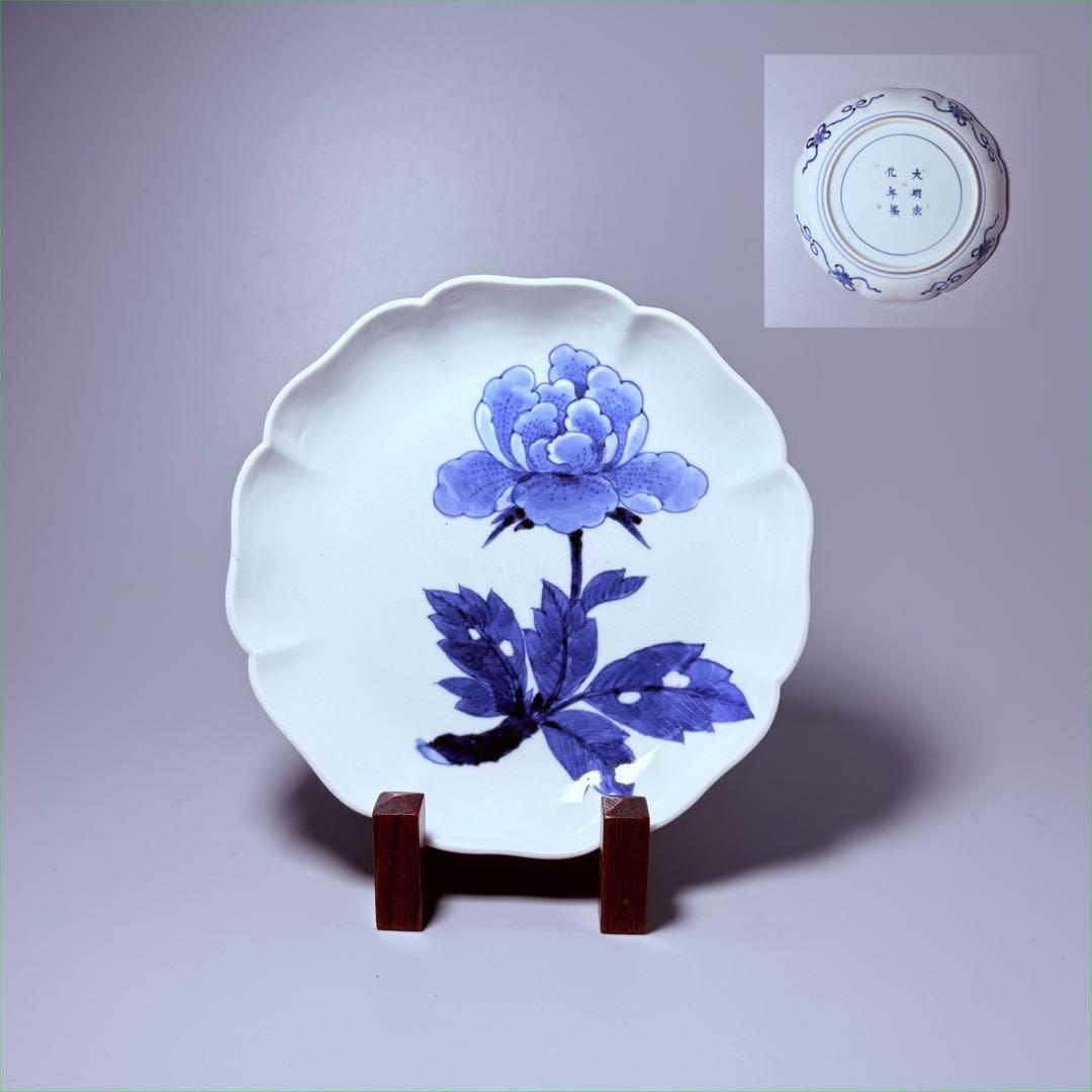 江戸期　古伊万里　染付牡丹文輪花形七寸皿　大明成化年製　裏七宝結文　古美術　桐箱