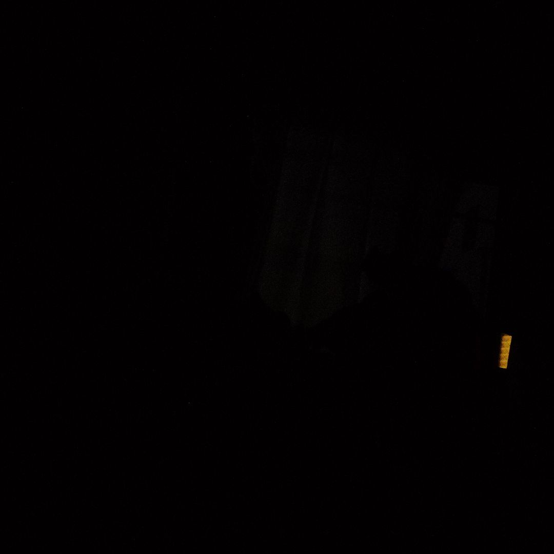 暗い色の光点があるピンバッジ