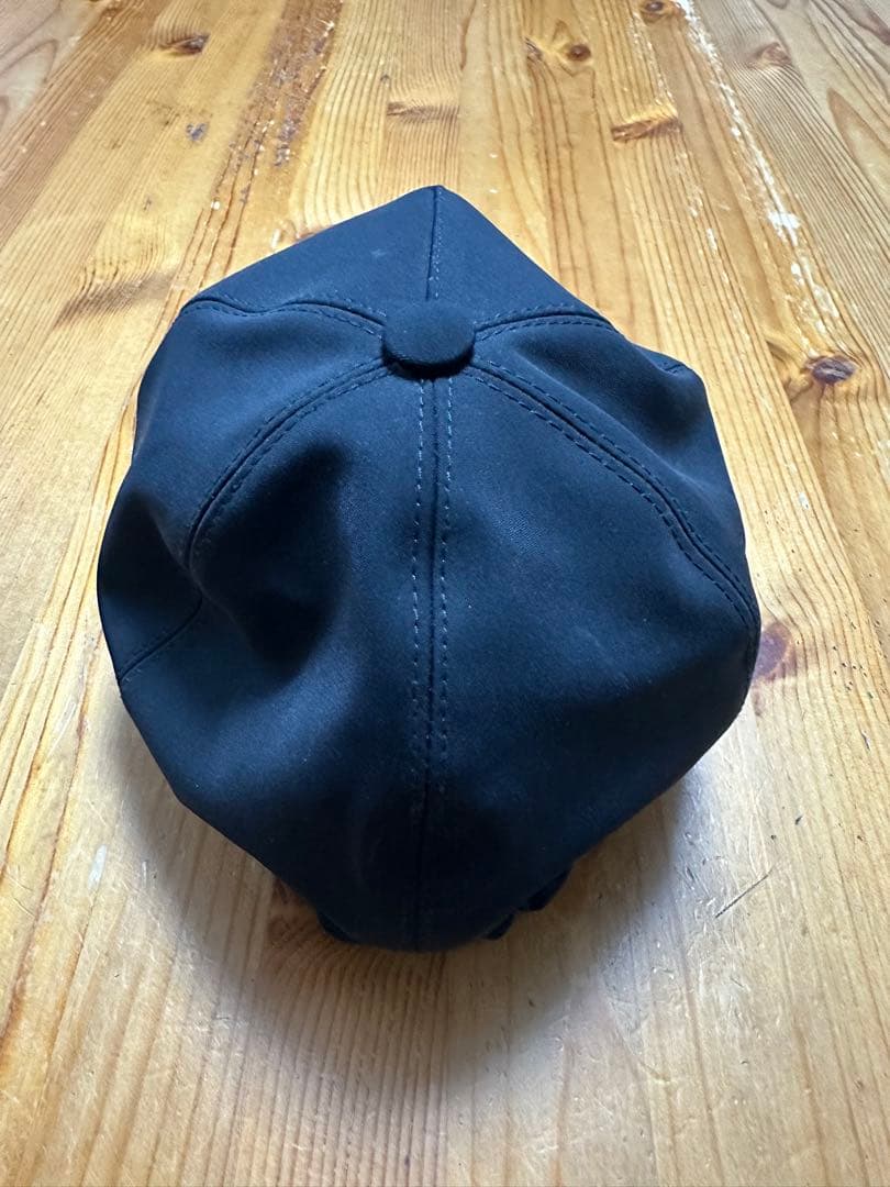 MONCLER ブラック キャップ ロゴ入り