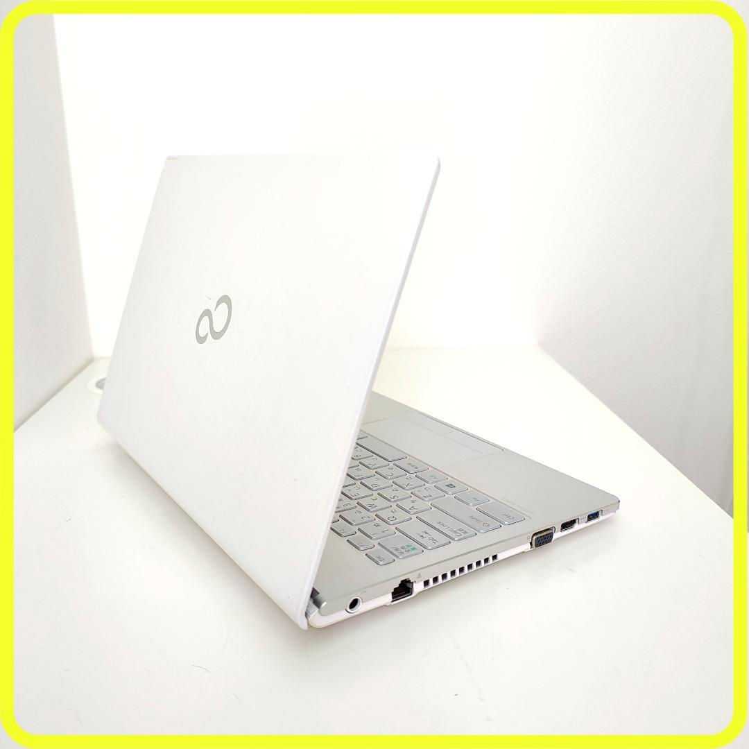白　薄型軽量　新品SSD256GB⭐️windows11　ノートパソコン　689