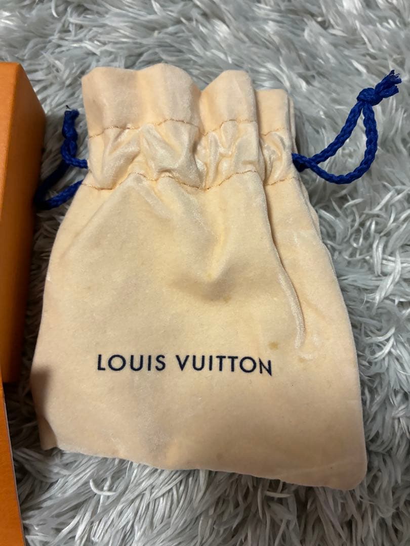 ルイ・ヴィトン シュプリーム　コラボ　ピンバッジ　未使用品　箱　袋付