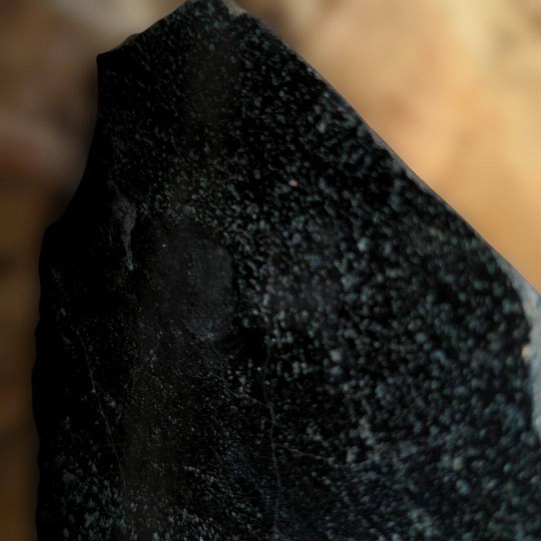 隕石 黒い自然の鉱石 不規則な形状