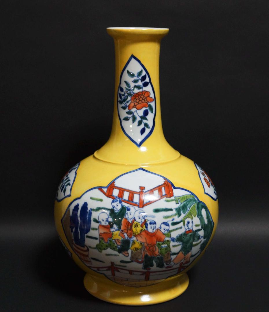 景徳鎮製 大清康熙年製在銘 黄釉地色絵窓絵『唐子遊戯図』大型飾壺 花器 高32㎝