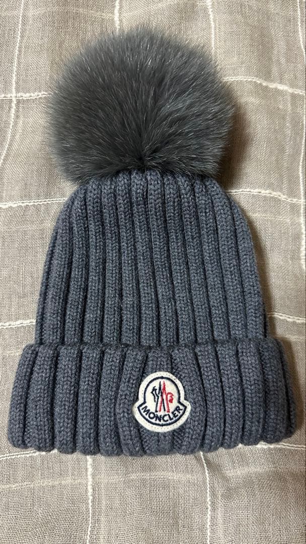 MONCLER グレー ニット帽 ポンポン付き