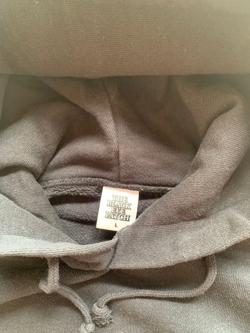 ブラックアイパッチ 黒眼帯 バックプリント 家紋ロゴ パーカー L