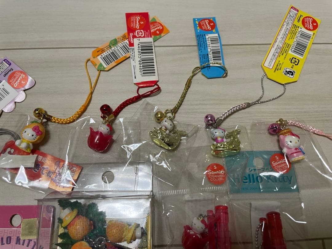 新品希少 サンリオ ご当地ハローキティ ハワイ 韓国 アゲハ蝶 根付けストラップ