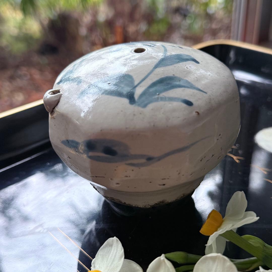 明日朝まで‼️大陸の息吹‼️書人の心　染付草花文時代染付水注　水滴一点