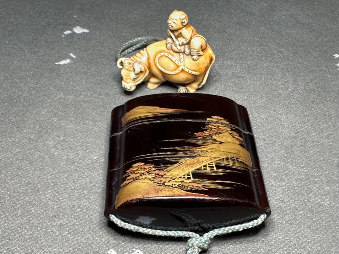 印籠　根付　漆塗　木彫り　置物　古美術品　細密細工　骨董　アンティーク彫刻工芸品