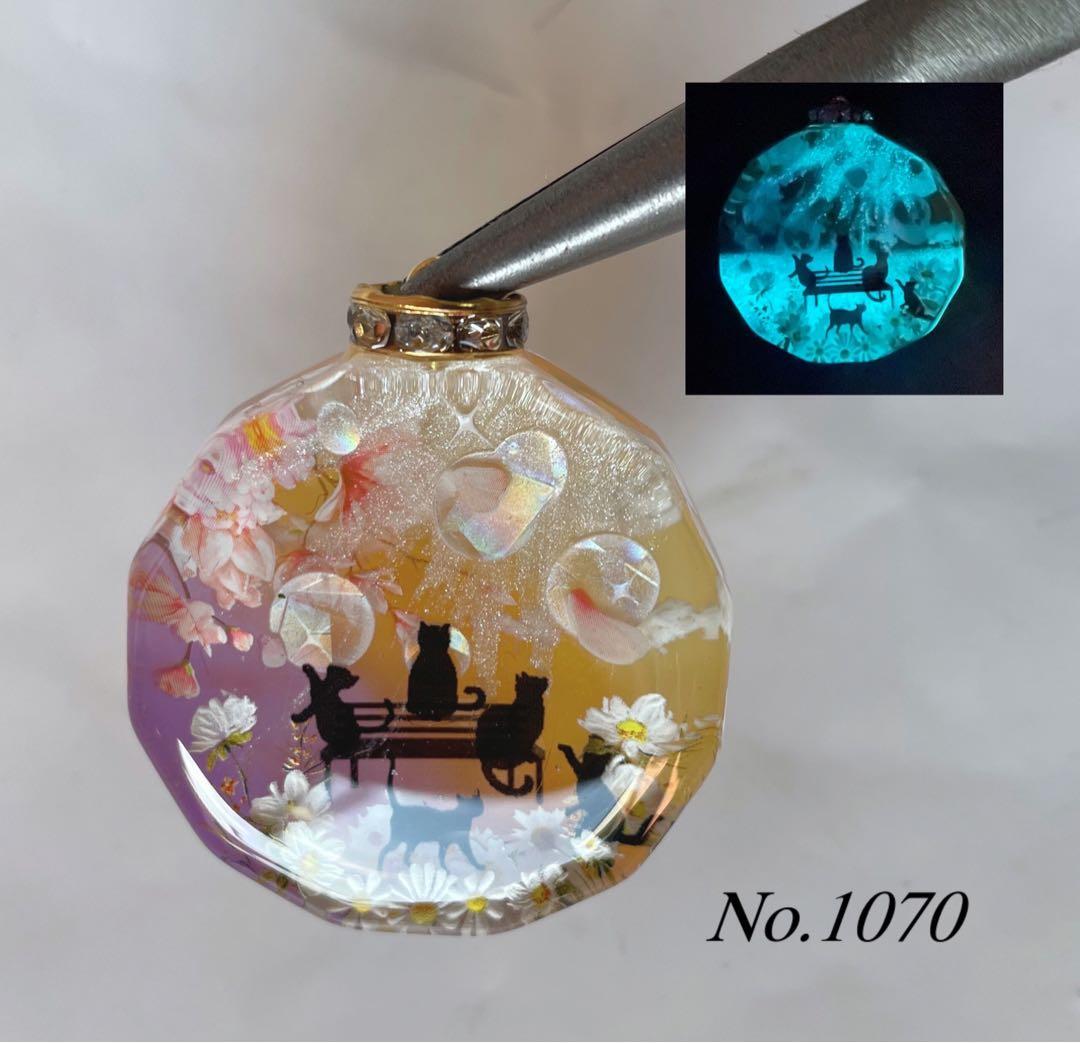 レジン/幻想の星空と子猫達　蓄光　オルゴナイトネックレス