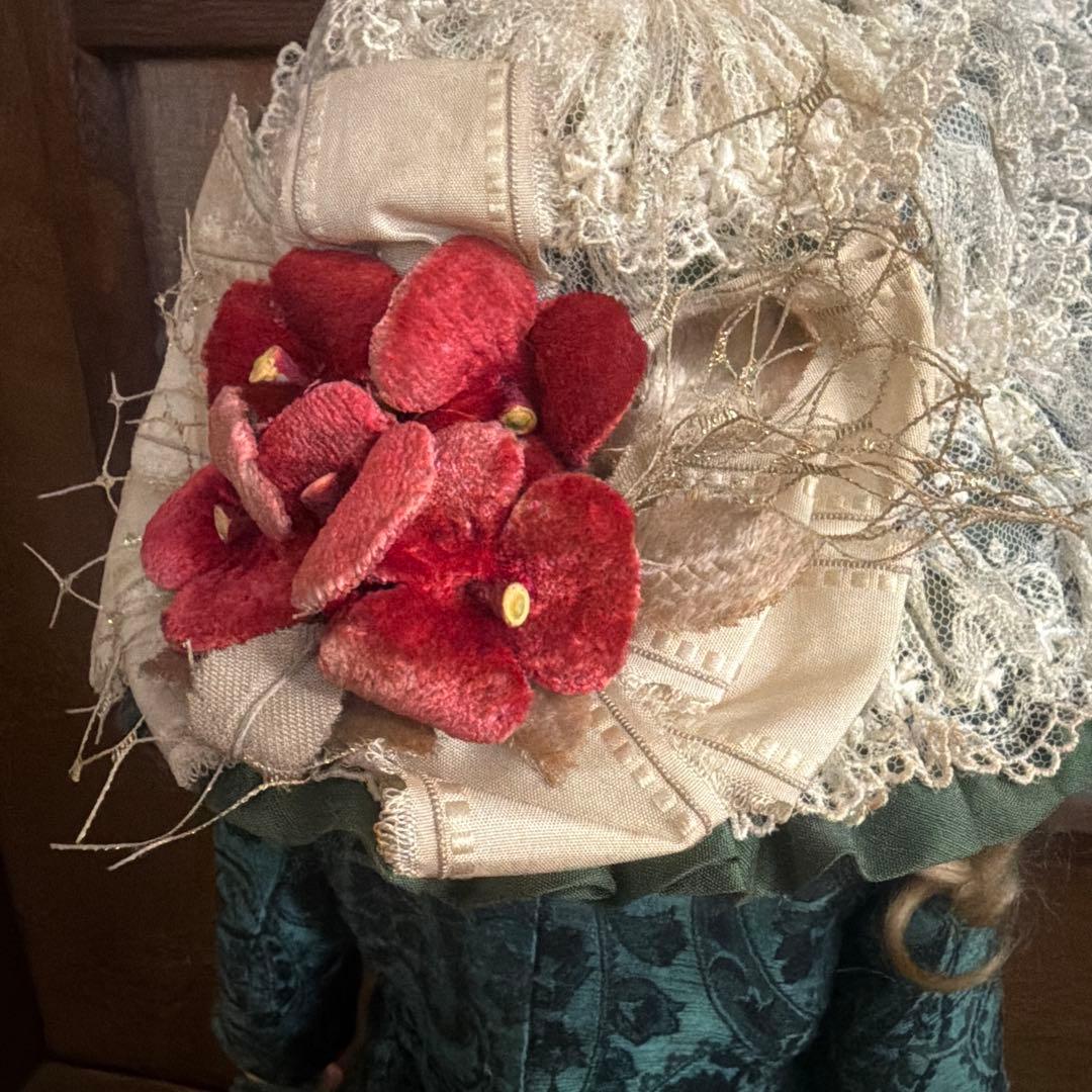 緑色のドレスと帽子の人形