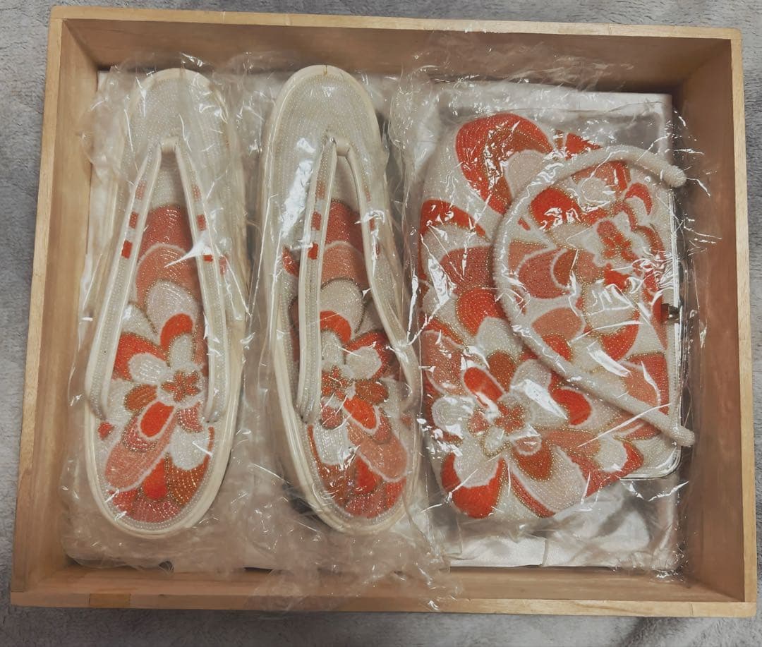 【未使用】美しいビーズ装飾 草履・バッグセット(木箱入り)