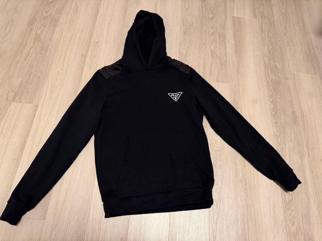 PRADAナイロン切替ロゴプリントプルオーバーパーカーブラック UJL20A